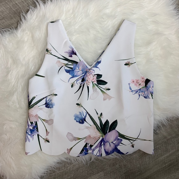 something borrowed Tops - Scalloped floral crop top